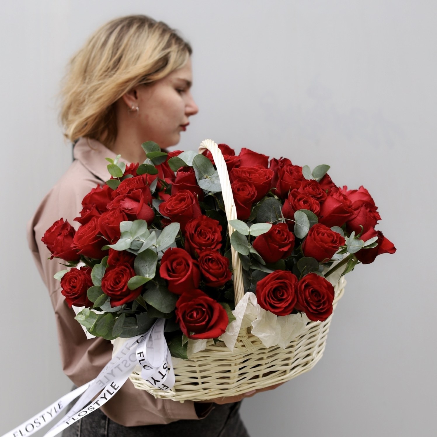 korzina s krasnymi rozami 7